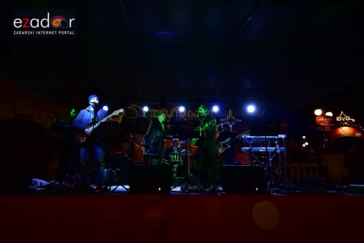 Tisuće Zadrana uživalo na krcatom Narodnom trgu i Tgu Petra Zoranića uz Tomislava Bralića i klapu Intrade Tisuće Zadrana uživalo na krcatom Narodnom trgu i Tgu Petra Zoranića uz Tomislava Bralića i klapu Intrade