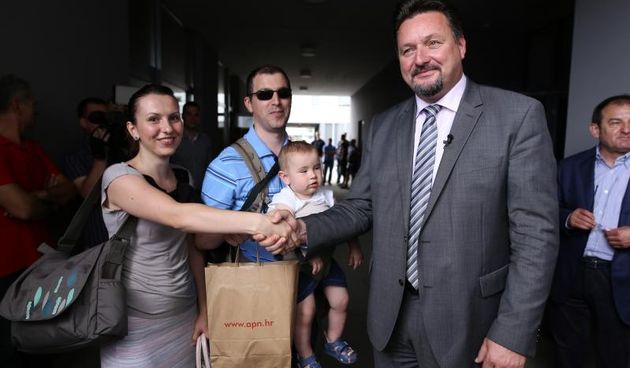 Ministar graditeljstva i prostornoga uredjenja Lovro Kuscevic, uz nazocnost direktora Agencije za pravni promet i posredovanje nekretninama Gorana Bradica i Dragutina Kamenskog iz Kamgrada svecano je obiljezio zavrsetak radova na izgradnji stambeno poslov