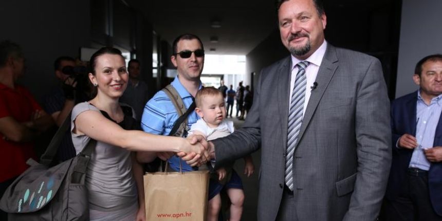 Ministar graditeljstva i prostornoga uredjenja Lovro Kuscevic, uz nazocnost direktora Agencije za pravni promet i posredovanje nekretninama Gorana Bradica i Dragutina Kamenskog iz Kamgrada svecano je obiljezio zavrsetak radova na izgradnji stambeno poslov Ministar graditeljstva i prostornoga uredjenja Lovro Kuscevic, uz nazocnost direktora Agencije za pravni promet i posredovanje nekretninama Gorana Bradica i Dragutina Kamenskog iz Kamgrada svecano je obiljezio zavrsetak radova na izgradnji stambeno poslov