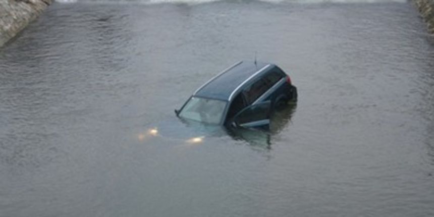 auto u rijeci (foto: CROPIX) auto u rijeci (foto: CROPIX)