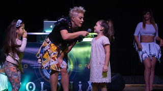 Mještani Bibinja sinoć su uživali u vrhunskom koncertu grupe Colonija na sportskom centru Crljenica Mještani Bibinja sinoć su uživali u vrhunskom koncertu grupe Colonija na sportskom centru Crljenica