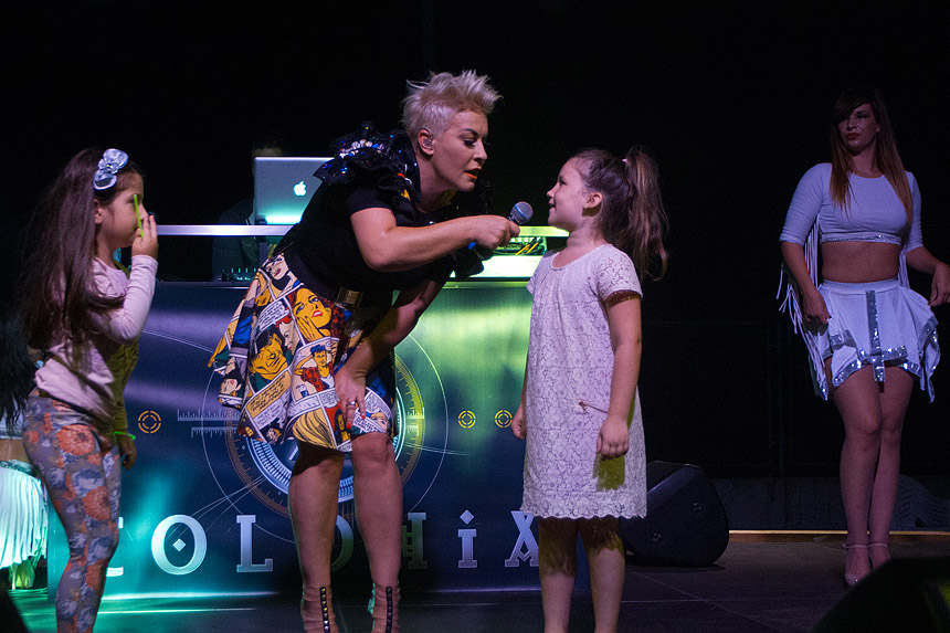 Mještani Bibinja sinoć su uživali u vrhunskom koncertu grupe Colonija na sportskom centru Crljenica Mještani Bibinja sinoć su uživali u vrhunskom koncertu grupe Colonija na sportskom centru Crljenica