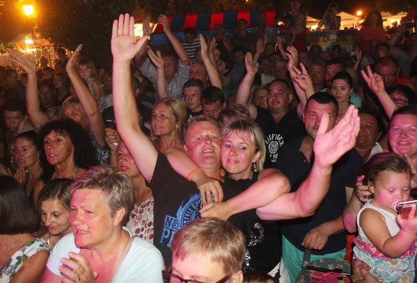 Virsko ljeto 2016: Tomislav Bralić i klapa Intrade oduševili 12 tisuća obožavatelja na virskoj rivi Virsko ljeto 2016: Tomislav Bralić i klapa Intrade oduševili 12 tisuća obožavatelja na virskoj rivi