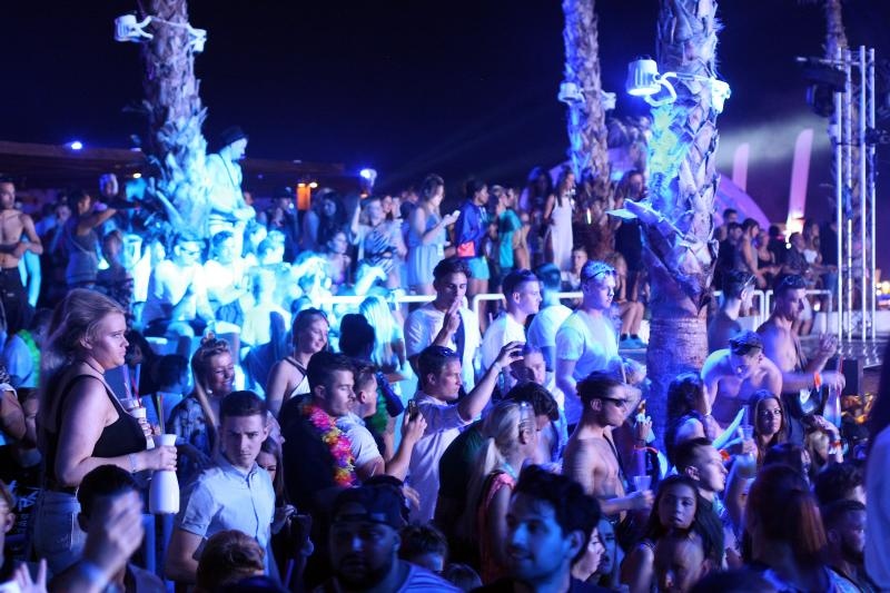 Plaza Zrce, cetvrti dan Hideout festivala privukao je nekoliko tisuca, ponajvise engleskih turista koji su se zabavljali u klubu Papaya. Photo: Luka Stanzl/PIXSELL Plaza Zrce, cetvrti dan Hideout festivala privukao je nekoliko tisuca, ponajvise engleskih turista koji su se zabavljali u klubu Papaya. Photo: Luka Stanzl/PIXSELL