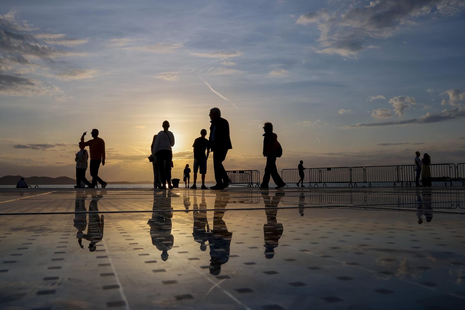 Zadar: Turisti uživaju u zalasku sunca