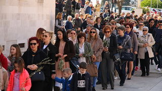 Cvjetnica 20. ožujka 2016: Nakon blagoslova maslinovih grančica, nadbisku Želimir Puljić predvodio je procesiju do katedrale sv. Stošije gdje je služio misno slavlje na kojem se pjevala Muka našeg Gospodina Cvjetnica 20. ožujka 2016: Nakon blagoslova maslinovih grančica, nadbisku Želimir Puljić predvodio je procesiju do katedrale sv. Stošije gdje je služio misno slavlje na kojem se pjevala Muka našeg Gospodina