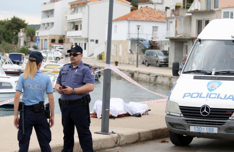 Tisno: U moru pronađeno tijelo nepoznatog mlađeg muškarca Tisno: U moru pronađeno tijelo nepoznatog mlađeg muškarca