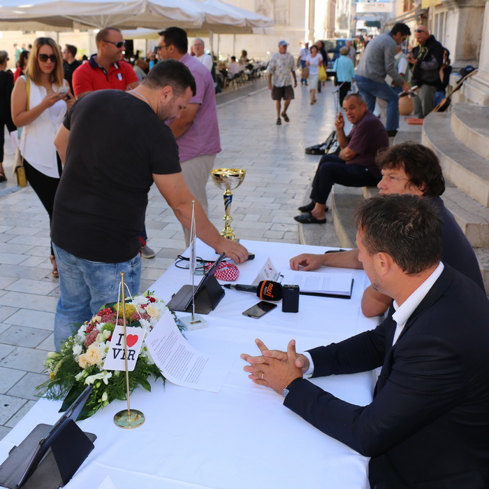Na zadarskom Narodnom trgu najavljen Virski maraton 2016. Foto: Kažimir Škrbić/Virski list Na zadarskom Narodnom trgu najavljen Virski maraton 2016. Foto: Kažimir Škrbić/Virski list