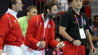 London, 310712.
Dvorana Copper Box.
Hrvatska muska rukometna reprezentacija igra utakmicu 2. kolo u skupini B protiv Srbije tokom Olimpijskih Igra u Londonu.
Na fotografiji: Ivano Balic i izbornik Slavko Goluza.
Foto: Drago Sopta / CROPIX