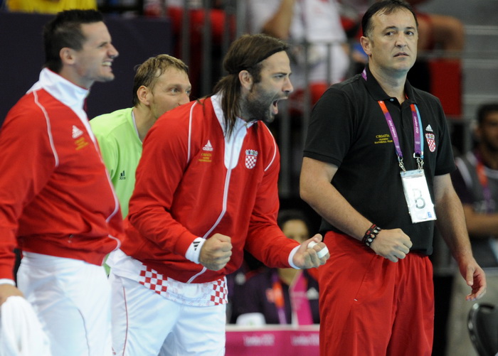 London, 310712.
Dvorana Copper Box.
Hrvatska muska rukometna reprezentacija igra utakmicu 2. kolo u skupini B protiv Srbije tokom Olimpijskih Igra u Londonu.
Na fotografiji: Ivano Balic i izbornik Slavko Goluza.
Foto: Drago Sopta / CROPIX