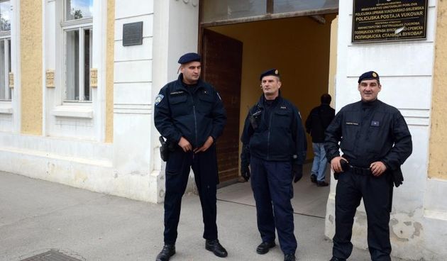 Vukovar – U Vukovaru su ponovno razbijene dvojezicne ploce. Ispred PP Vukovar okupilo se tridesetak ljudi koji su s odusevljenjem docekali osobe koje su zbog ovog djela zadrzane na ispitivanju nakon cega su pusteni. Photo: Goran Ferbezar/PIXSELL