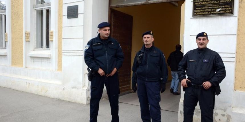 Vukovar – U Vukovaru su ponovno razbijene dvojezicne ploce. Ispred PP Vukovar okupilo se tridesetak ljudi koji su s odusevljenjem docekali osobe koje su zbog ovog djela zadrzane na ispitivanju nakon cega su pusteni. Photo: Goran Ferbezar/PIXSELL Vukovar – U Vukovaru su ponovno razbijene dvojezicne ploce. Ispred PP Vukovar okupilo se tridesetak ljudi koji su s odusevljenjem docekali osobe koje su zbog ovog djela zadrzane na ispitivanju nakon cega su pusteni. Photo: Goran Ferbezar/PIXSELL