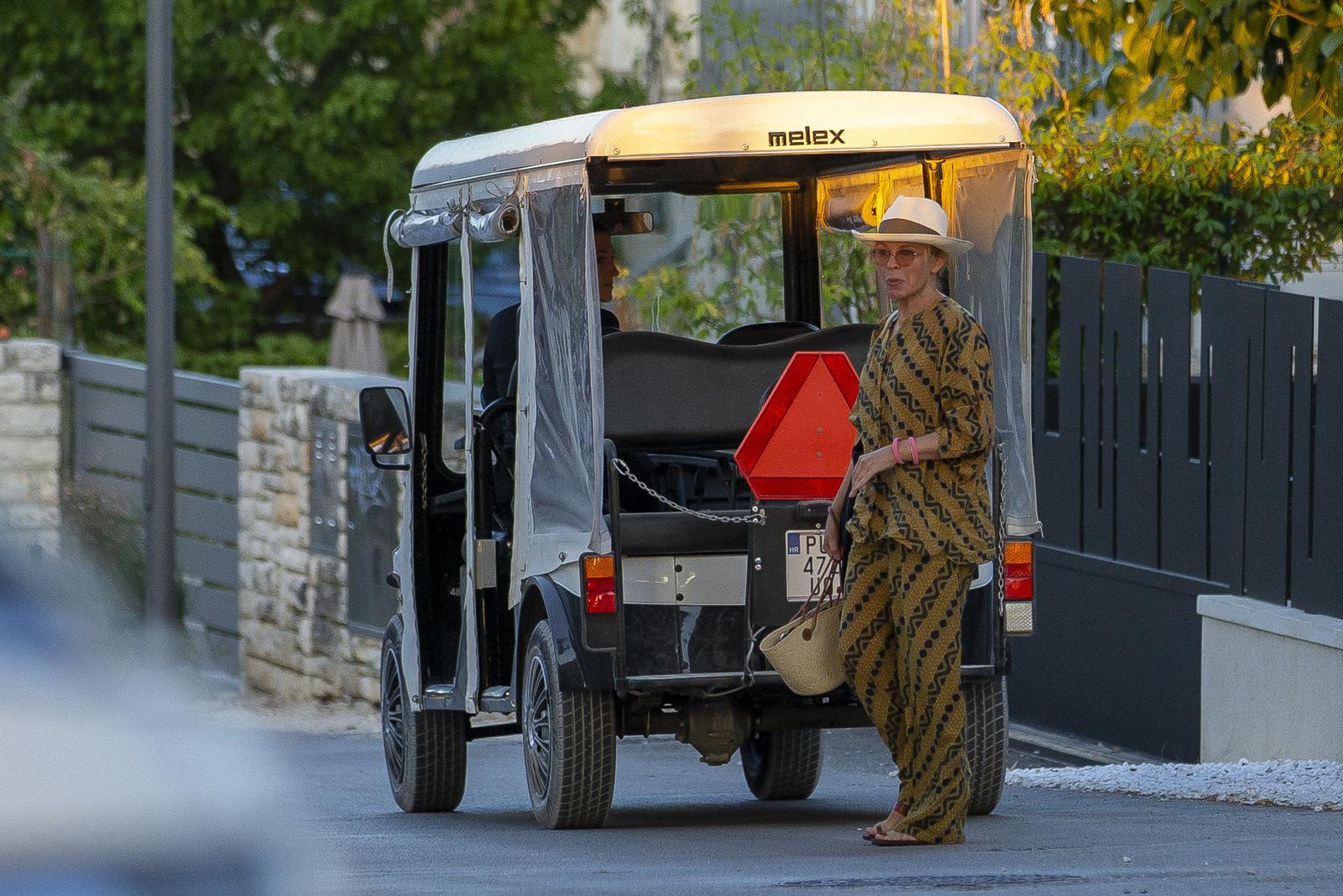 Kylie Minogue viđena kako u opuštenom izdanju izlazi iz luksuzne vile u Rovinju