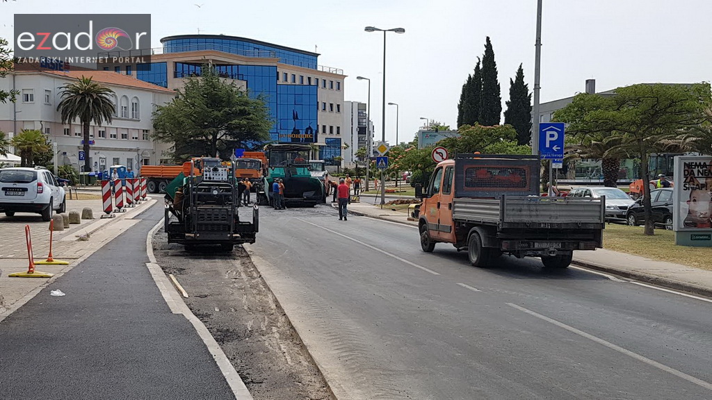 Asfaltiranje kolnika rekonstruiranog i proširenog križanja kod Veslačkog Asfaltiranje kolnika rekonstruiranog i proširenog križanja kod Veslačkog