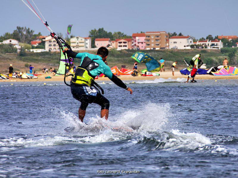 Kite surferi guštaju u Ninu