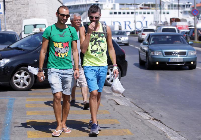 26.07.2013., Zadar – Velika guzva u zadarskoj trajektnoj luci. Photo: Zeljko Mrsic/PIXSELL Autor Zeljko Mrsic/PIXSELL guzve, trajekt, Luka, turisti 26.07.2013., Zadar – Velika guzva u zadarskoj trajektnoj luci. Photo: Zeljko Mrsic/PIXSELL Autor Zeljko Mrsic/PIXSELL guzve, trajekt, Luka, turisti