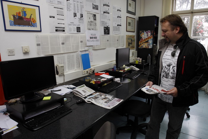 Pula, 071110.
Novinari, fotoreporteri, graficari i ostalo tehnicko osoblje Glasa Istre od danas su u strajku jer je uprava najavila sindikatu otpustanje trecine zaposlenika. Uprava ce uz pomoc sudske odluke (dvadeset radnika je dobilo radnu obavezu) pokus Pula, 071110.
Novinari, fotoreporteri, graficari i ostalo tehnicko osoblje Glasa Istre od danas su u strajku jer je uprava najavila sindikatu otpustanje trecine zaposlenika. Uprava ce uz pomoc sudske odluke (dvadeset radnika je dobilo radnu obavezu) pokus