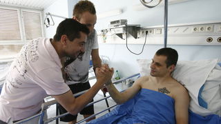 Split, 050611.
Na Odjelu neurokirurgije KBC-a Split nogometasa Dragu Gabrica , koji je stradao u teskoj prometnoj nesreci koja se dogodila 23. svibnja, posjetio je nogometas Ivan Rakitic. Na fotografiji: Drago Gabric, Marko Bralic, Ivan Rakitic.
Foto: Vla Split, 050611.
Na Odjelu neurokirurgije KBC-a Split nogometasa Dragu Gabrica , koji je stradao u teskoj prometnoj nesreci koja se dogodila 23. svibnja, posjetio je nogometas Ivan Rakitic. Na fotografiji: Drago Gabric, Marko Bralic, Ivan Rakitic.
Foto: Vla