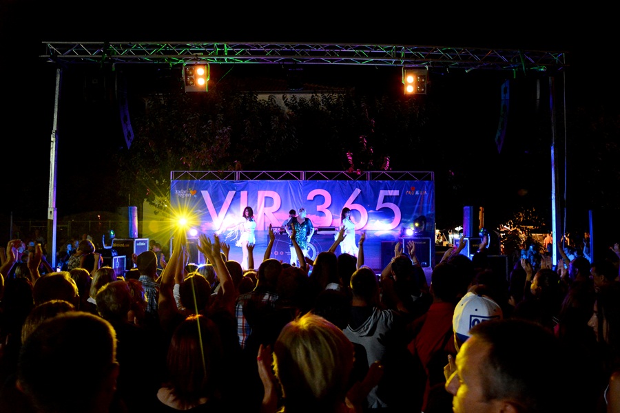 Vir : Colonia rasplesala tisuće posjetitelja na Viru ; foto Iva Perinčić Vir : Colonia rasplesala tisuće posjetitelja na Viru ; foto Iva Perinčić