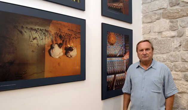 Split, 180909. Zadarski konzervator Miljenko Domijan otvorio je izlozbu svojih sakralnih fotografija u Gradskoj vijecnici na  Narodnom trgu (Pjaca) u Splitu.   Izlozeno je  90 fotografija velikog formata koje je autor snimao diljem svijeta proteklih deset