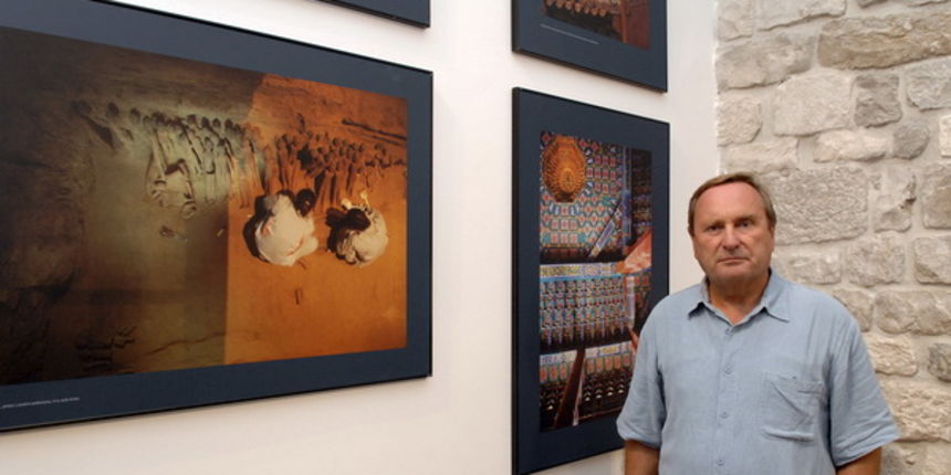 Split, 180909. Zadarski konzervator Miljenko Domijan otvorio je izlozbu svojih sakralnih fotografija u Gradskoj vijecnici na Narodnom trgu (Pjaca) u Splitu. Izlozeno je 90 fotografija velikog formata koje je autor snimao diljem svijeta proteklih deset Split, 180909. Zadarski konzervator Miljenko Domijan otvorio je izlozbu svojih sakralnih fotografija u Gradskoj vijecnici na Narodnom trgu (Pjaca) u Splitu. Izlozeno je 90 fotografija velikog formata koje je autor snimao diljem svijeta proteklih deset