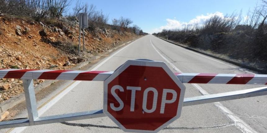 Posedarje – Jaka bura prevrce kamione, rusi znakove, te otezava i zatvara promet na svim dionicama. Photo: Hrvoje Jelavic/PIXSELL