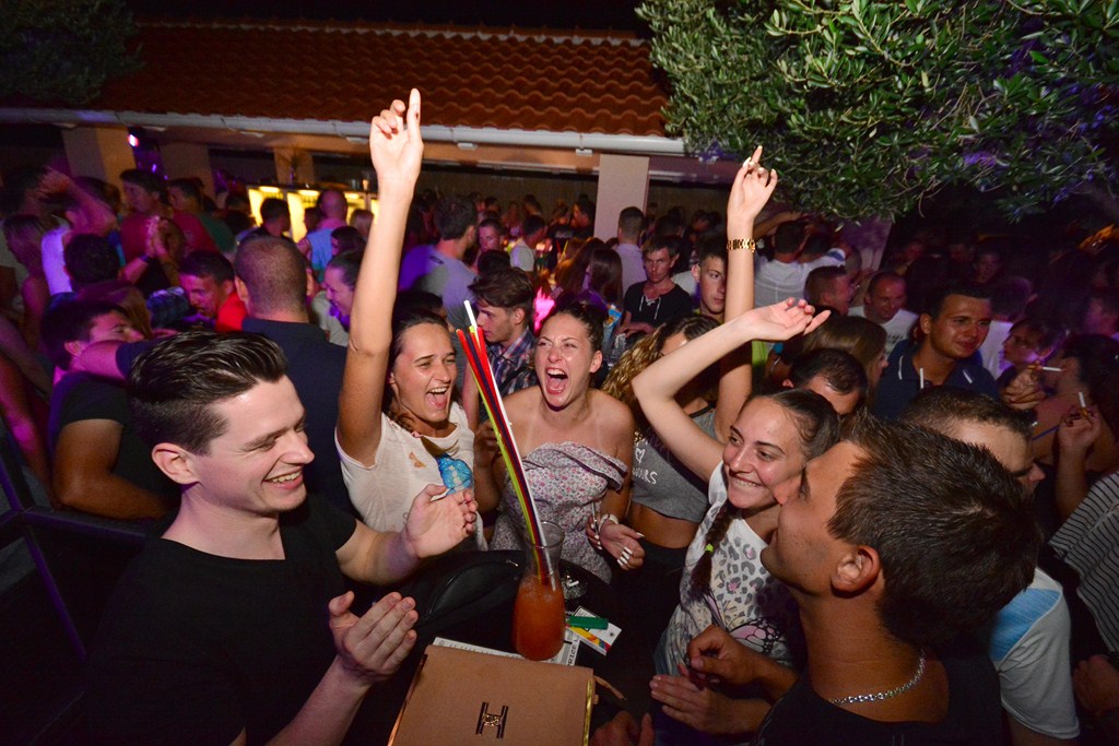 Subotnja zabava u Noštromo i Vagabundo barovima na Viru ; foto Iva Perinčić