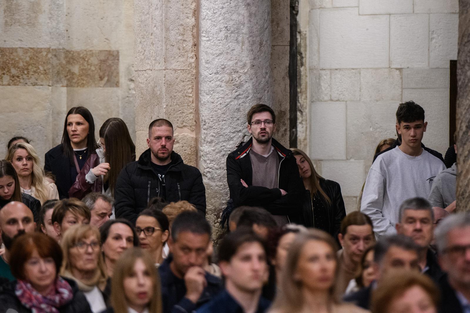 Nadbiskup Zgrablić predvodio Službu Muke Gospodnje u katedrali sv. Stošije Nadbiskup Zgrablić predvodio Službu Muke Gospodnje u katedrali sv. Stošije