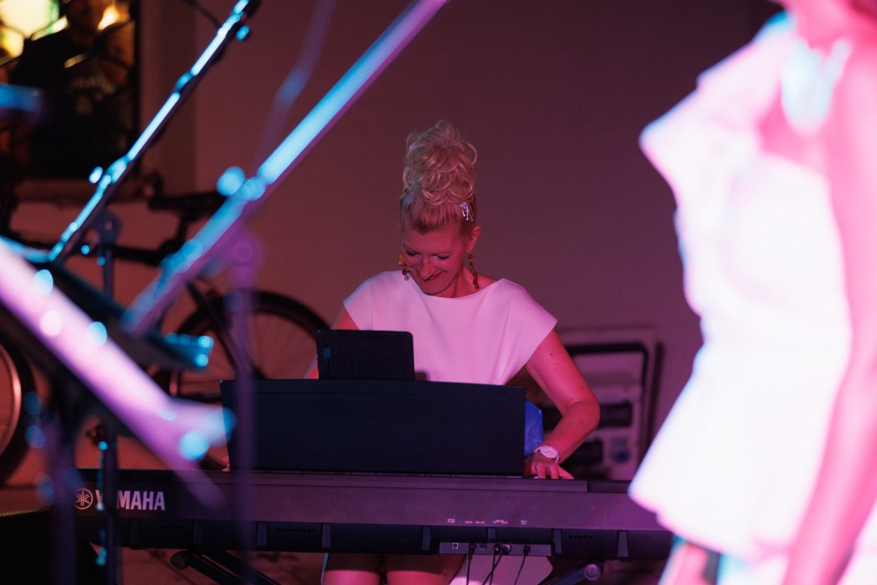 Večer evergreena u atriju palače Cedulin