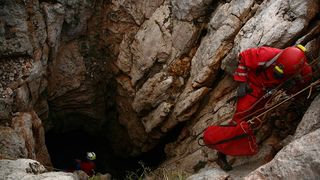 HGSS-ova akcija spašavanja pasa iz Živkine jame (foto: Zoran Erceg)