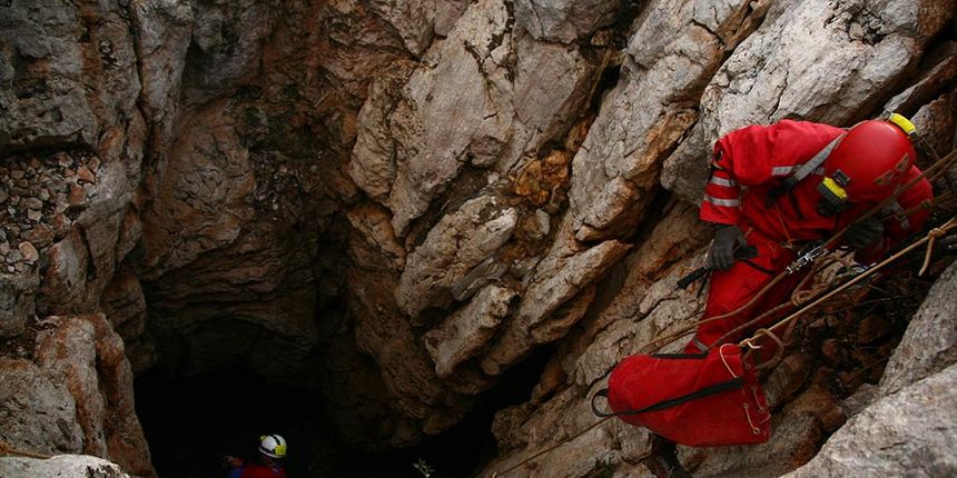 HGSS-ova akcija spašavanja pasa iz Živkine jame (foto: Zoran Erceg) HGSS-ova akcija spašavanja pasa iz Živkine jame (foto: Zoran Erceg)