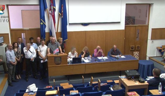 Zbog izmjene poslovnika oporba okupirala govornicu nakon čega ih je Vrančić udaljio iz vijećnice