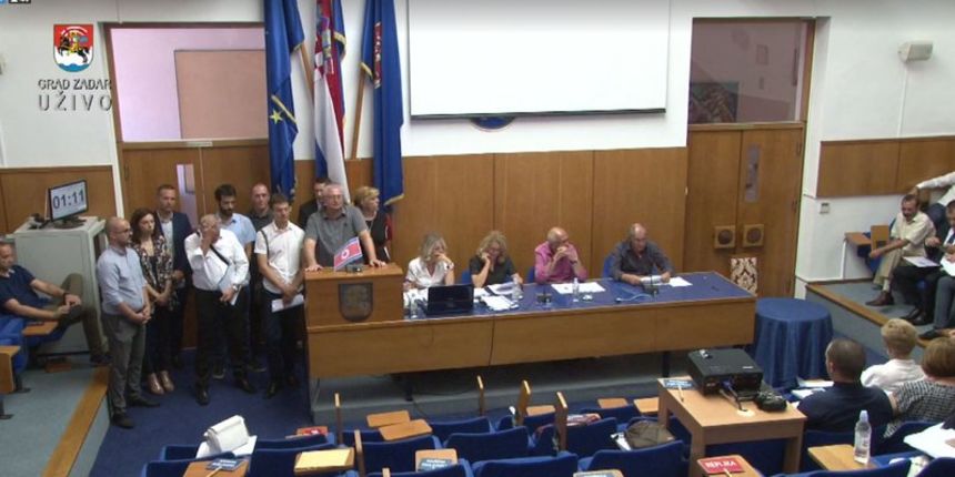 Zbog izmjene poslovnika oporba okupirala govornicu nakon čega ih je Vrančić udaljio iz vijećnice