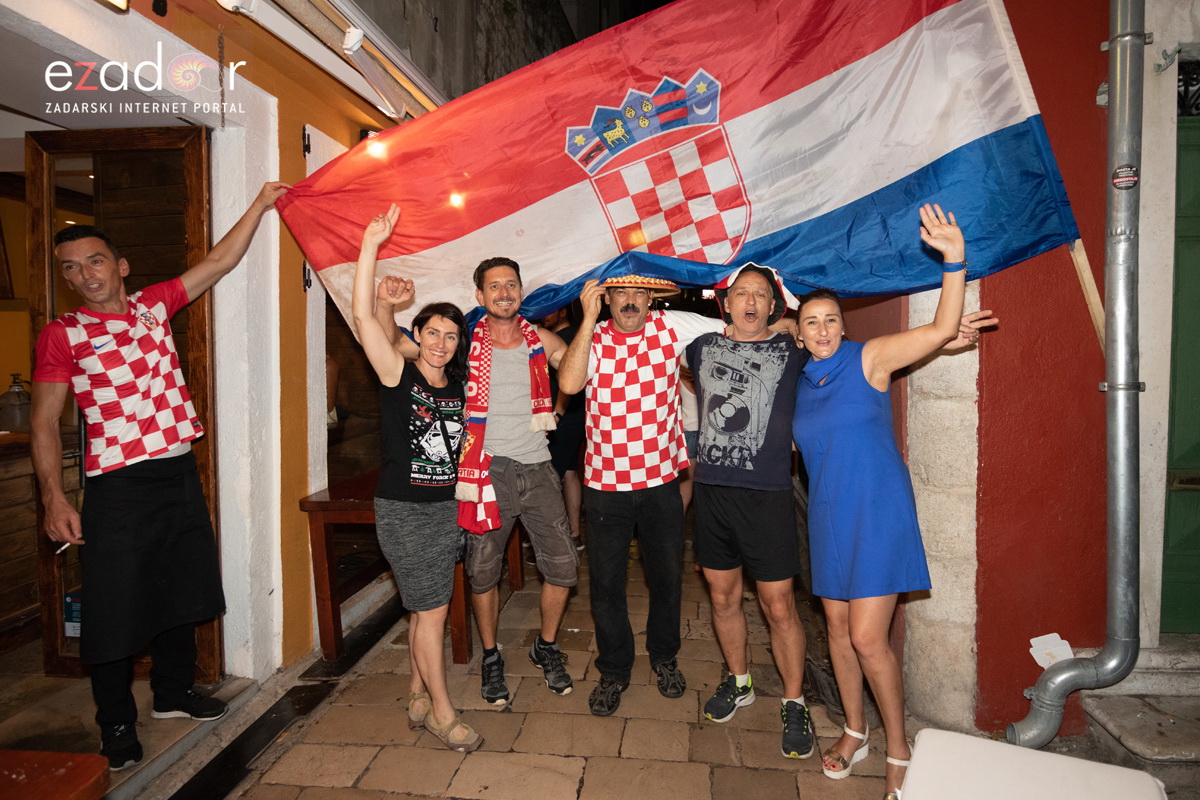 Čudesna noć: Velika fešta ulicama Zadra nakon plasmana Vatrenih u finale SP Čudesna noć: Velika fešta ulicama Zadra nakon plasmana Vatrenih u finale SP