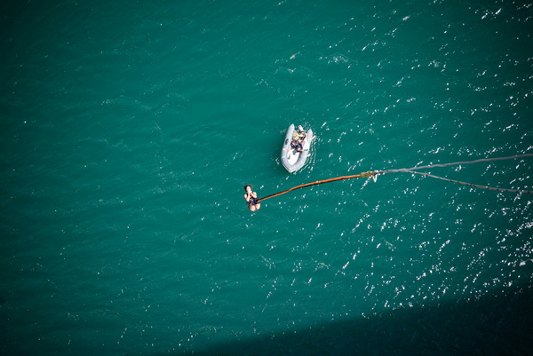 Mario Možnik i njegovi kolege sportaši otvorili su sezonu Bungee Jumpinga sa starog Masleničkom mosta