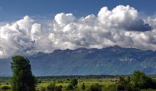 Zaigrani oblaci nad Likom