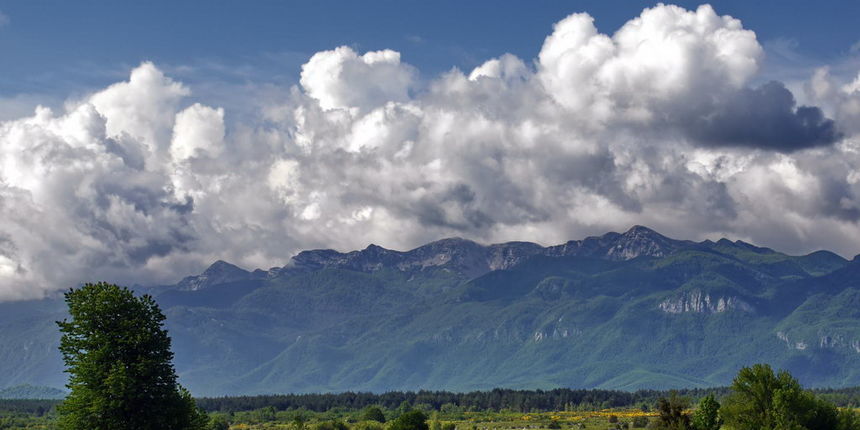 Zaigrani oblaci nad Likom