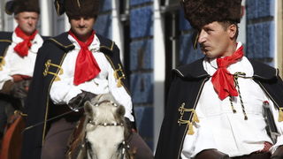 Zagreb, 181012.
Radiceva ulica.
Danas je, uzim centrom grada, marsirala pocasna satnija Kravat – pukovnije, i to povodom svjetskog dana kravate.
Foto: Damjan Tadic / CROPIX