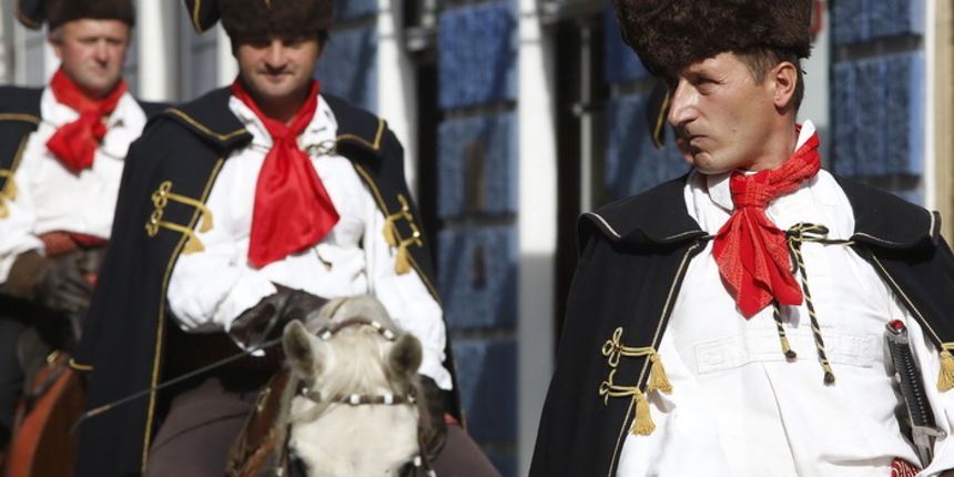 Zagreb, 181012.
Radiceva ulica.
Danas je, uzim centrom grada, marsirala pocasna satnija Kravat – pukovnije, i to povodom svjetskog dana kravate.
Foto: Damjan Tadic / CROPIX Zagreb, 181012.
Radiceva ulica.
Danas je, uzim centrom grada, marsirala pocasna satnija Kravat – pukovnije, i to povodom svjetskog dana kravate.
Foto: Damjan Tadic / CROPIX