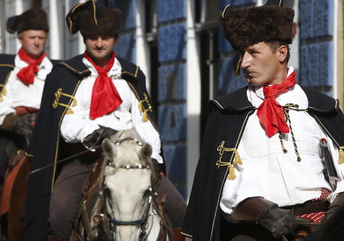 Zagreb, 181012.
Radiceva ulica.
Danas je, uzim centrom grada, marsirala pocasna satnija Kravat – pukovnije, i to povodom svjetskog dana kravate.
Foto: Damjan Tadic / CROPIX