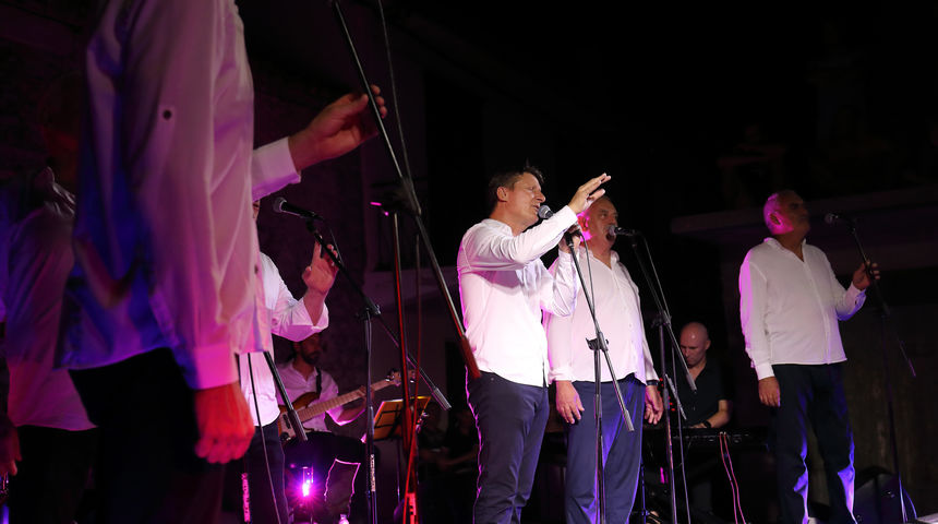 Na Trgu Sri Sela Tomislav Bralić i klapa Intrade održali svoj tradicionalni ljetni nastup Na Trgu Sri Sela Tomislav Bralić i klapa Intrade održali svoj tradicionalni ljetni nastup