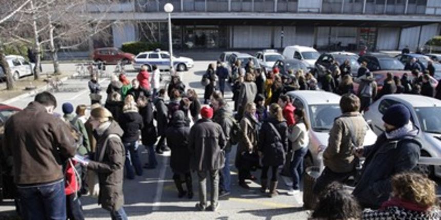Zagreb – Studenti ispred Filozofskog fakulteta (Foto: Nenad Dugi/Cropix) Zagreb – Studenti ispred Filozofskog fakulteta (Foto: Nenad Dugi/Cropix)