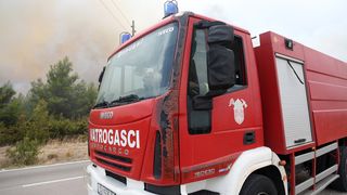 Lozovac: veliki požar zaprijetio kućama, kopnenim snagama pridružila se četiri kanadera Lozovac: veliki požar zaprijetio kućama, kopnenim snagama pridružila se četiri kanadera