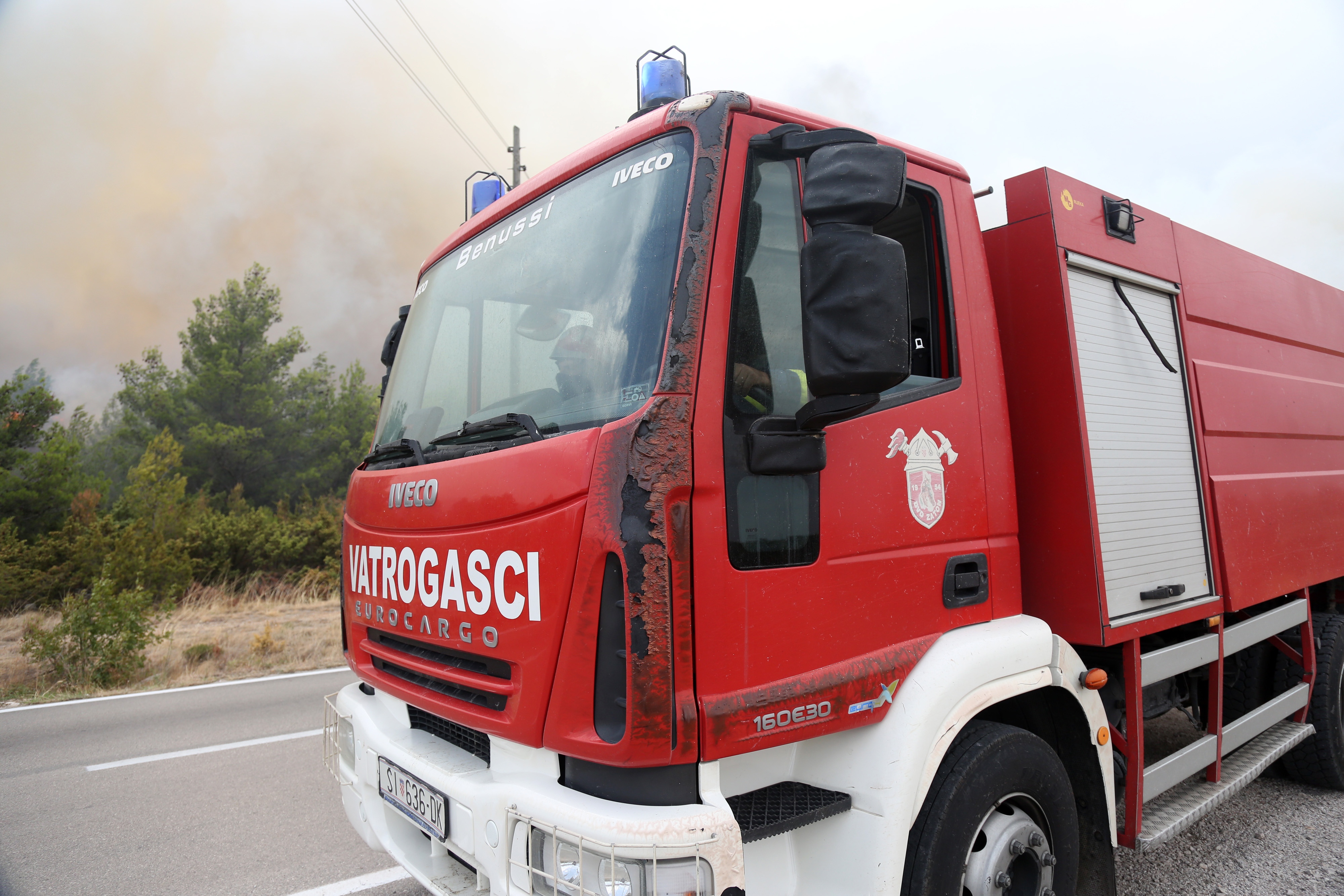 Lozovac: veliki požar zaprijetio kućama, kopnenim snagama pridružila se četiri kanadera Lozovac: veliki požar zaprijetio kućama, kopnenim snagama pridružila se četiri kanadera