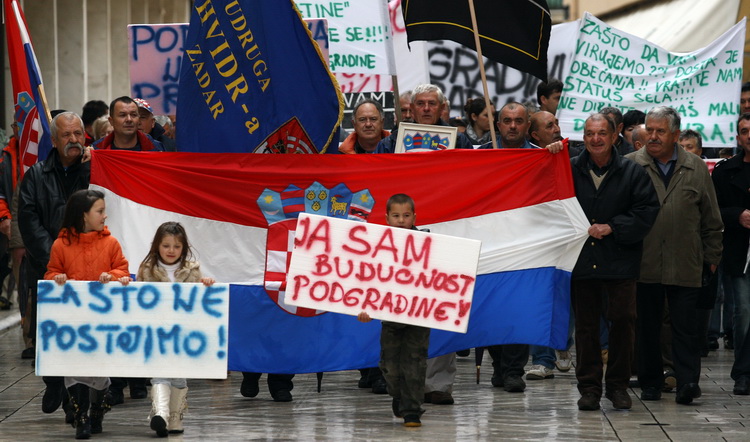 Zadar, 081210.
Prosvjed mjestana Podgradine ispred zgrade zupanijske uprave zbog toga jer njihovo mjesto nije registirano kao mjesto. Kolona prosvjednika je krenula s Branimirove obale, preko Poluotoka i dosla pred zgradu zupanije.
Foto: Vladimir Ivanov /