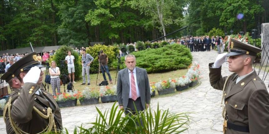 Povodom Dana antifasisticke borbe brojna izaslanstva polozila su vijence kod spomenika u sumi Brezovica. Izaslanik predsjednice Republike Hrvatske bio je Milan Bandic dok je Dubravka Jurlina Alibegovic bila izaslanica predsjednika Vlade RH te Margareta M Povodom Dana antifasisticke borbe brojna izaslanstva polozila su vijence kod spomenika u sumi Brezovica. Izaslanik predsjednice Republike Hrvatske bio je Milan Bandic dok je Dubravka Jurlina Alibegovic bila izaslanica predsjednika Vlade RH te Margareta M