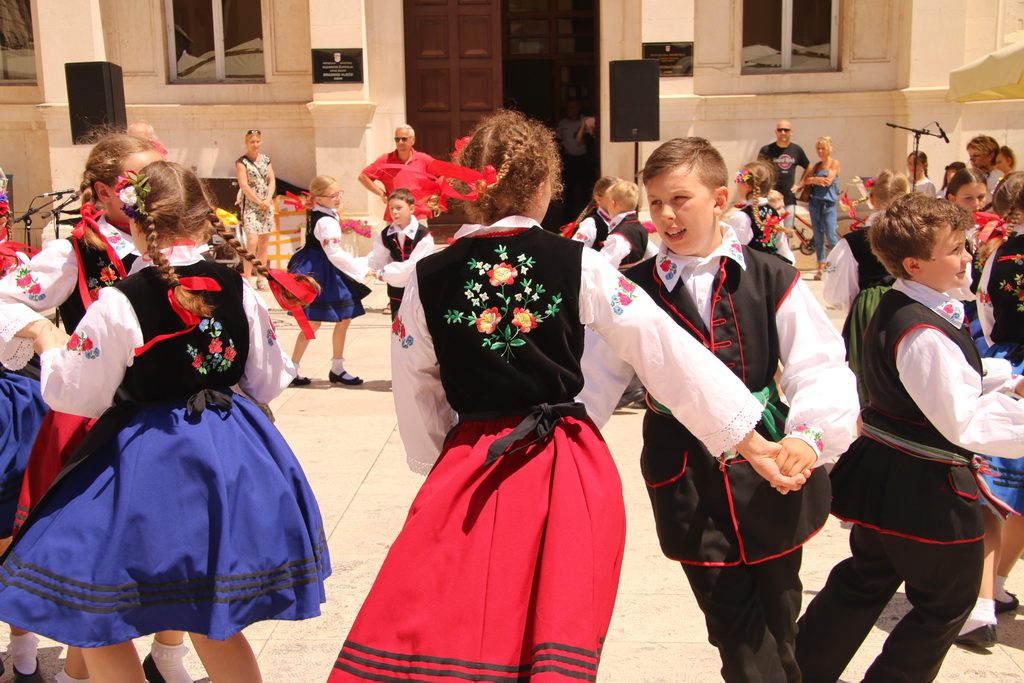 OŠ Zadarski otoci, učenici na Narodnom trgu