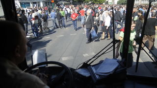 Sarajevo, 051009.
Nekoliko stotina navijaca FK Sarajeva i ostalih gradjana blokiralo je glavnu prometnicu u blizini Predsjednistva BiH u znak prosvjeda zbog ubojstva Vedrana Puljica, koji je ubijen u jucerasnjim krvavim neredima u Sirokom Brijegu.
Foto: Sarajevo, 051009.
Nekoliko stotina navijaca FK Sarajeva i ostalih gradjana blokiralo je glavnu prometnicu u blizini Predsjednistva BiH u znak prosvjeda zbog ubojstva Vedrana Puljica, koji je ubijen u jucerasnjim krvavim neredima u Sirokom Brijegu.
Foto: