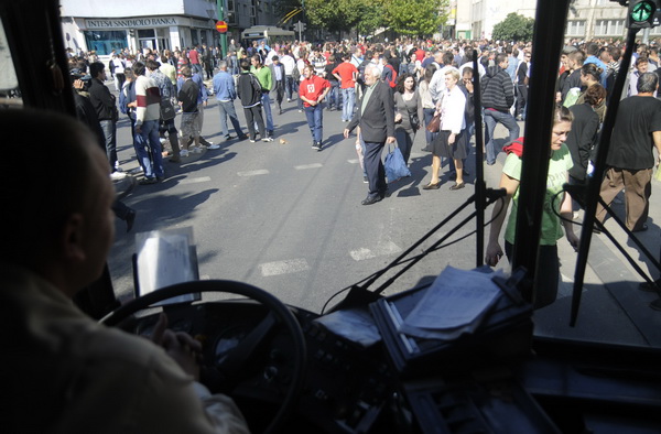 Sarajevo, 051009.
Nekoliko stotina navijaca FK Sarajeva i ostalih gradjana blokiralo je glavnu prometnicu u blizini Predsjednistva BiH u znak prosvjeda zbog ubojstva Vedrana Puljica, koji je ubijen u jucerasnjim krvavim neredima u Sirokom Brijegu.
Foto: Sarajevo, 051009.
Nekoliko stotina navijaca FK Sarajeva i ostalih gradjana blokiralo je glavnu prometnicu u blizini Predsjednistva BiH u znak prosvjeda zbog ubojstva Vedrana Puljica, koji je ubijen u jucerasnjim krvavim neredima u Sirokom Brijegu.
Foto: