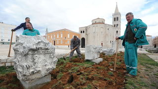 Zadar, 120313.
Radnici tvrtke Nasadi vrse radove obnove travnjaka na antickom Forumu ispred crkve svetog Donata.
Na fotografiji: radovi obnove travnjaka.
Foto: Luka Gerlanc / CROPIX Zadar, 120313.
Radnici tvrtke Nasadi vrse radove obnove travnjaka na antickom Forumu ispred crkve svetog Donata.
Na fotografiji: radovi obnove travnjaka.
Foto: Luka Gerlanc / CROPIX